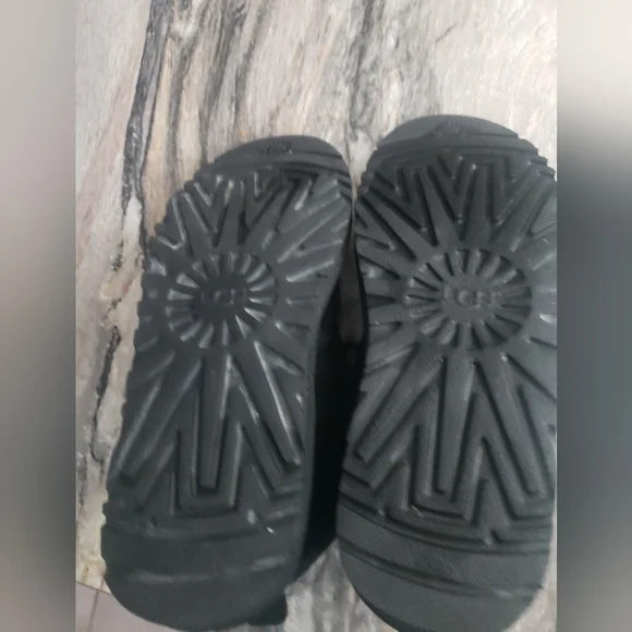 UGG - Picture 6 of 7